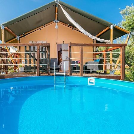Prima Insula Glamping Hotel Brusici Екстериор снимка