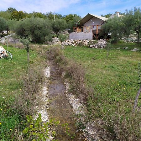 Prima Insula Glamping Hotel Brusici Екстериор снимка