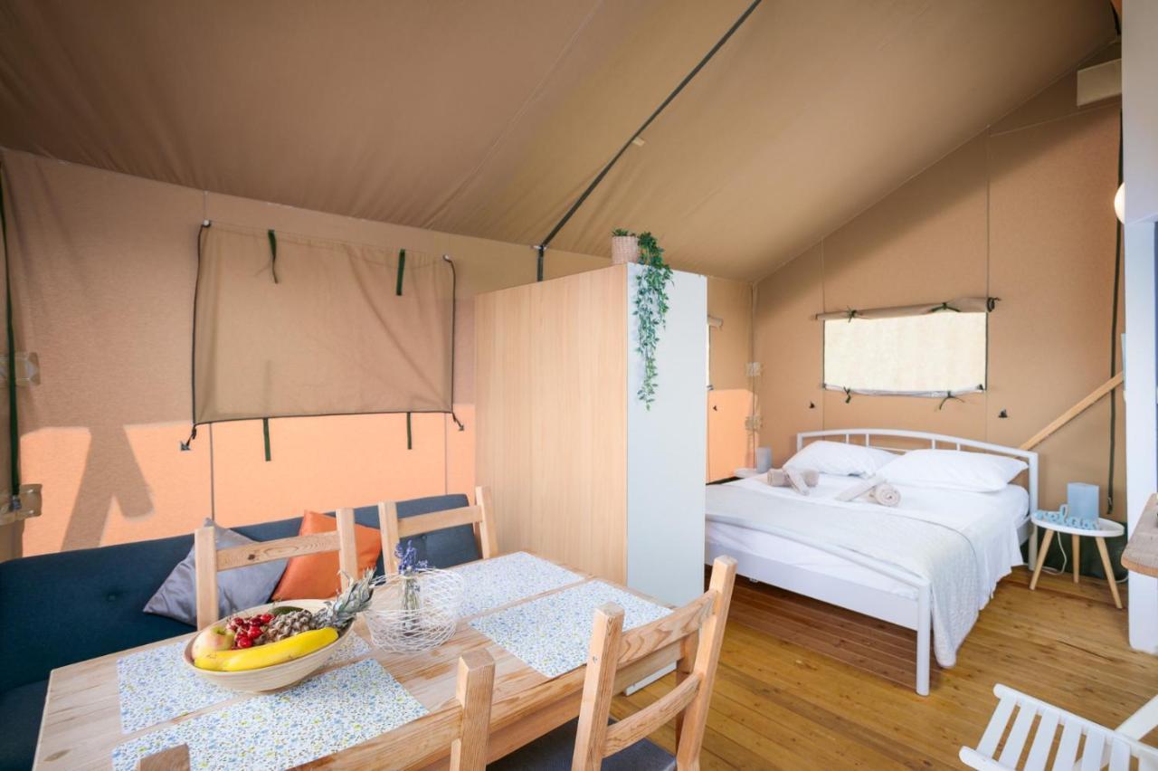 Prima Insula Glamping Hotel Brusici Екстериор снимка