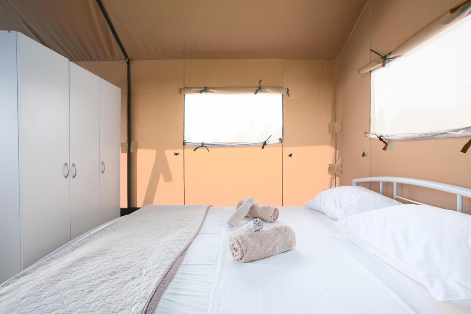 Prima Insula Glamping Hotel Brusici Екстериор снимка