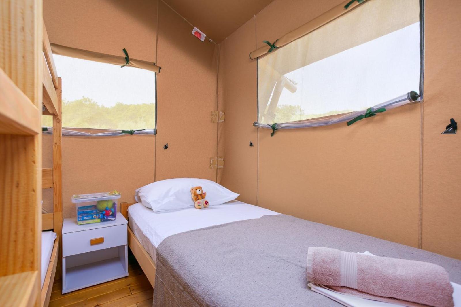 Prima Insula Glamping Hotel Brusici Екстериор снимка