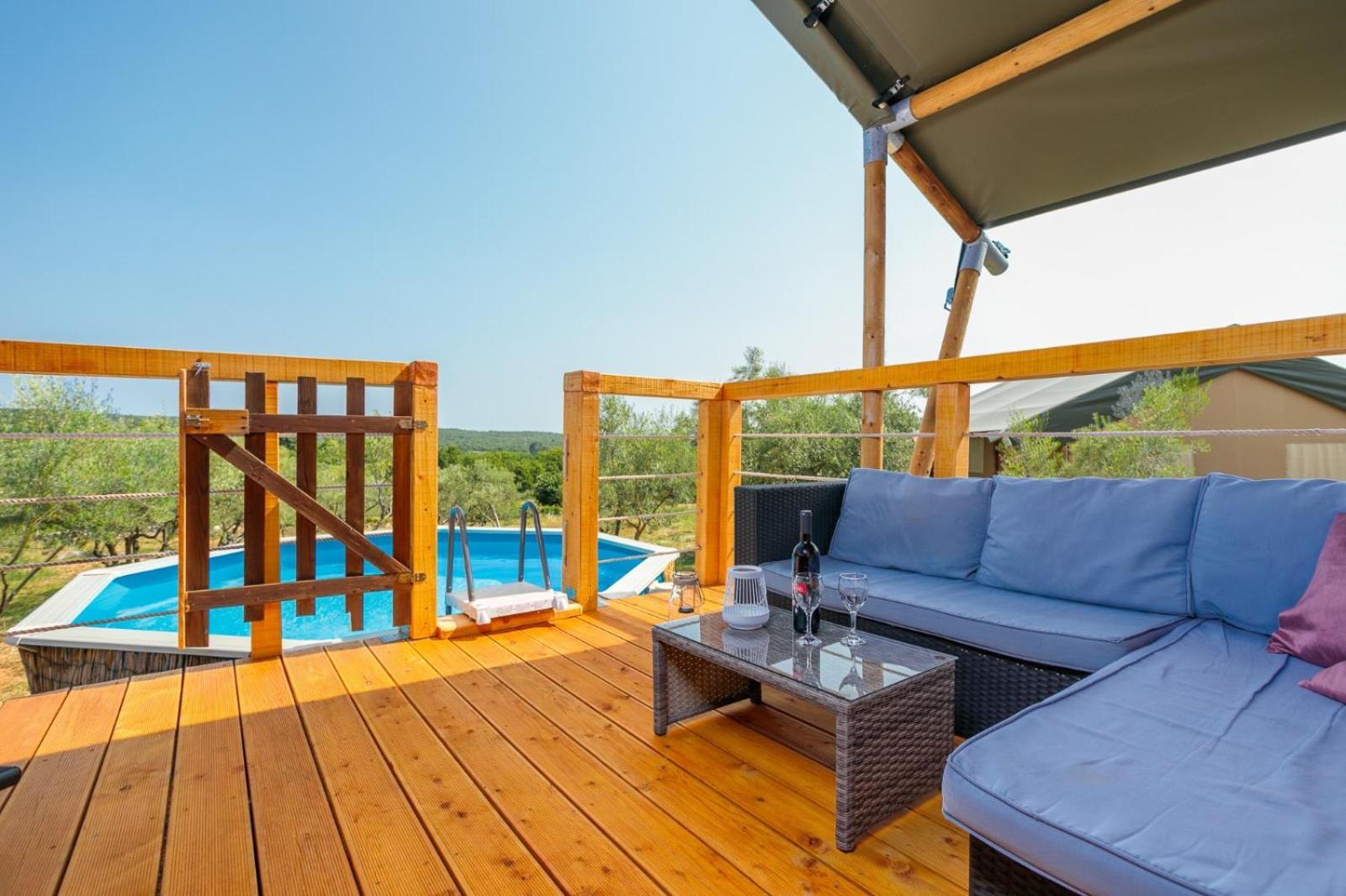 Prima Insula Glamping Hotel Brusici Екстериор снимка